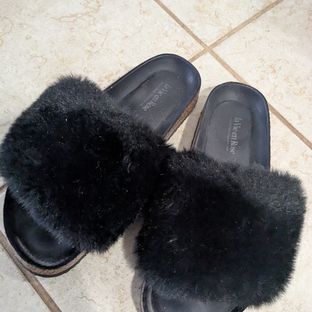 La Vie En Rose Black Furry Slippers